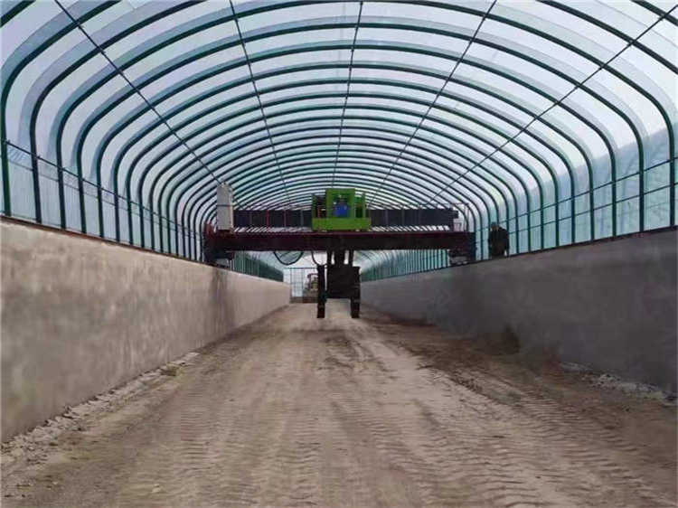 福建客戶大跨度羊糞處理輪盤翻拋機(jī)設(shè)備現(xiàn)場