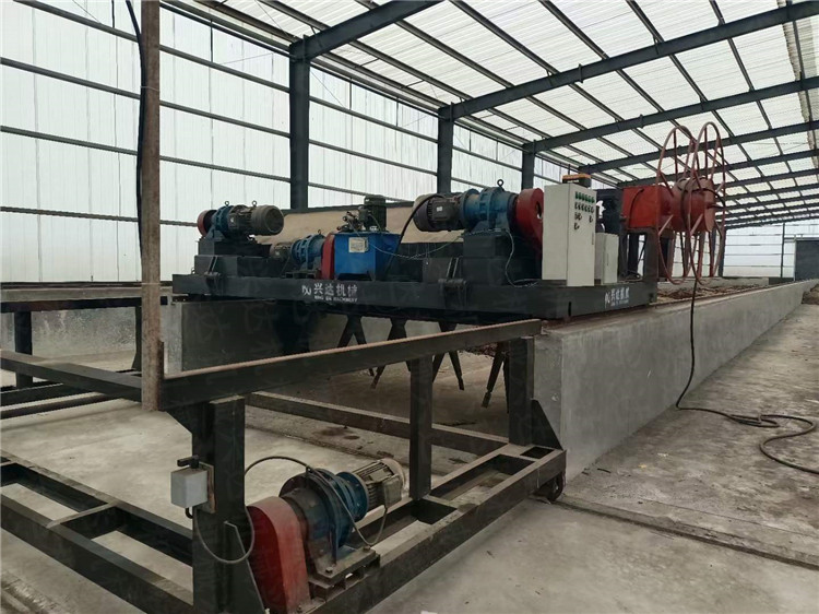 豬糞發(fā)酵腐熟糞便環(huán)保處理機(jī)槽式翻拋機(jī)客戶現(xiàn)場