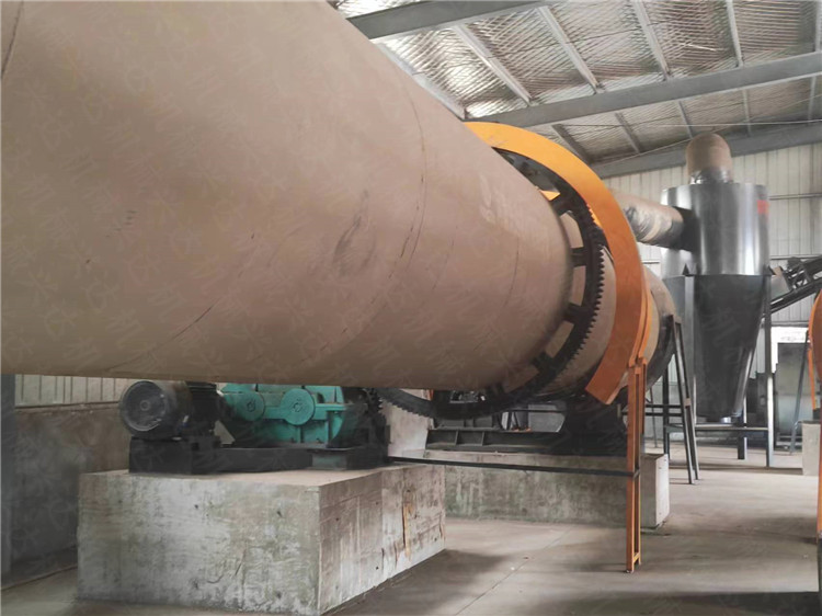 有機(jī)肥生產(chǎn)線大型牛糞顆粒制作設(shè)備使用現(xiàn)場